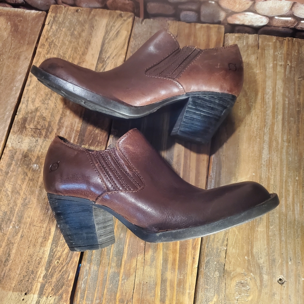Ladys BORN  size 8 brown leather booties